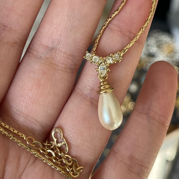Vintage Christian Dior Rhinestone V Teardrop Pearl Dangle Thin Gold Necklace - Picture 7 of 8